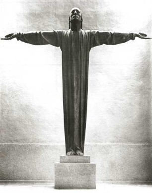 Gefallenen-Ehrenmal mit einer Christus-Statue