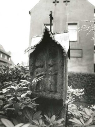 Betsäule "Sühnstein" mit metallenem Schutzdach. Sandstein, 15. Jahrhundert. Dippoldiswalde, Bahnhofstraße