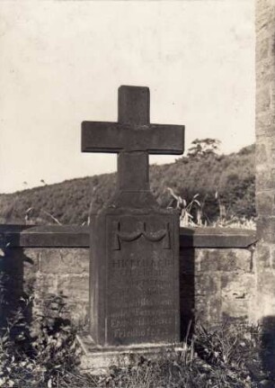 Friedhof. Grabkreuz. G.F.M. Hoffmann *1846 +1847 1. Leiche des Friedhofes