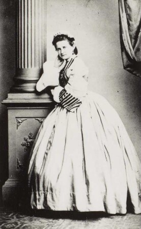 Porträt Berthold, ? (nachgewiesen 1857-um 1870; Schauspielerin o. Tänzerin). Albuminabzug auf Karton (Carte-de-visite mit Atelieraufdruck verso)