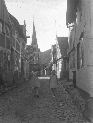 kleine Gasse, Fachwerkhäuser, Kirchturm