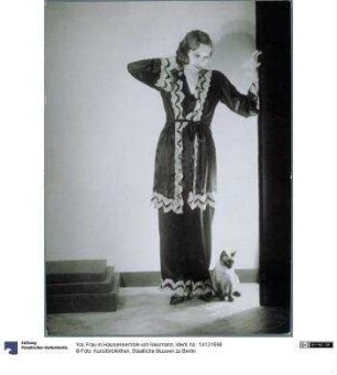 Frau in Hausensemble von Neumann