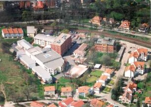 Arnstadt. Stadtteilansicht mit Hotelpark Stadtbrauerei Arnstadt. Luftbild-Schrägaufnahme von Nordost