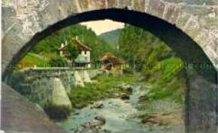 Blick durch eine Brücke