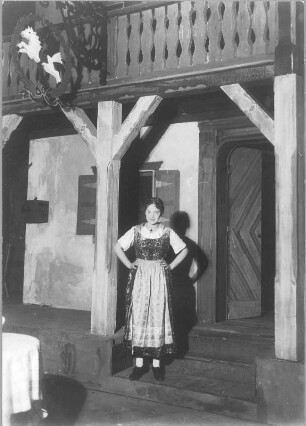 Antonia Dietrich als Josepha Vogelhuber im Lustspiel "Im weißen Rößl" von Oskar Blumenthal und Gustav Kadelburg. Staatsschauspiel Dresden, Dresdner Erstaufführung 4.3.1924. Fotografie (Negativabzug auf Papier) von Ursula Richter