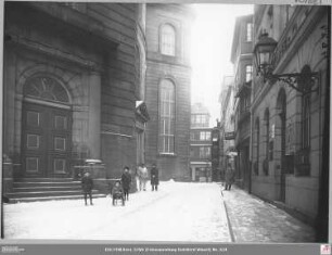 Paulskirche (angeschnitten) von Osten, rechts Paulsplatz 16 (angeschnitten) und Kirchgasse 2 (angeschnitten), im Hintergrund Paulsplatz 13