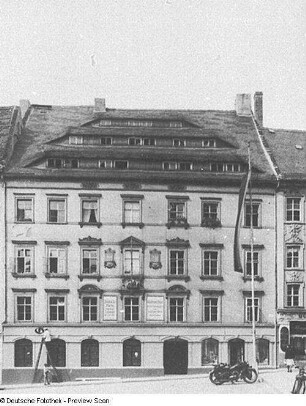 Bautzen, Hauptmarkt 4. Wohnhaus mit Laden, ehemaliger Gasthof "Goldener Adler" (1504). Straßenfront