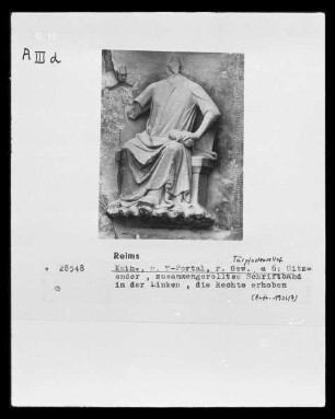 Nördliches Westportal — Südlicher Türpfosten — Sitzende Figur, a 6
