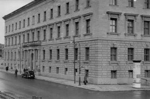 Reportage aus dem Ministerium für Volksbildung der DDR : Außenansicht des Ministeriums für Volksbildung der DDR