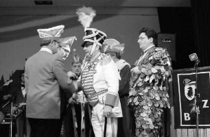 Freiburg: Kolpinghaus; Vizepräsident der Karnevalsgesellschaft Rot-Weiss Speyer, Dr. Pfützer; Präsident der Badisch-Pfälzischen Karnevalsgesellschaft, Leo Mutzbauer, Freiburg; Richard Fahr, Breisgauer Narrenzunft am Pult