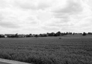Dresden-Wilschdorf. Ortsteilansicht. Blick über ein Feld in Richtung Wilschdorf