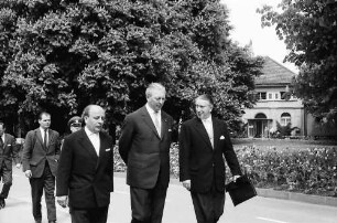Bad Krozingen: Kurhaus; Kiesinger, Architekt Pfefferle, Remmlinger auf dem Weg zum Kurhaus
