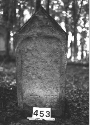 Grabstein 453 (Index: 99898196) Material: Sandstein Zustand: völlig verwittert Maße HxBxT: 98x42x8 cm Beschreibung: Stele mit Dreiecksabschluss, evtl. mit Ornament im Giebelfeld (Levitenkanne?) Symbolik: Levitenkanne? Besonderheit: Kindergrab; - Identifizierung nach Gräberverzeichnis und Sterberegister: Grabstein 453