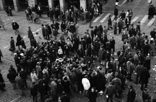 Freiburg: Demonstration gegen Straßenbahntarife; Sitzende Demonstranten auf der Kreuzung Bertoldsbrunnen, von oben, Fabel