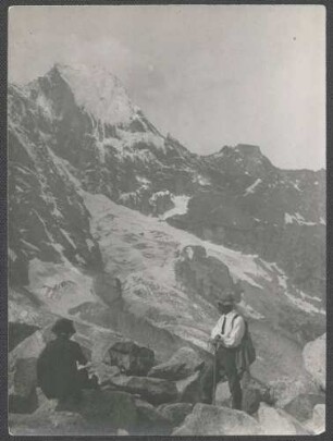 Tour mit Führern zur Sciorahütte mit Piz Badile: Zwei Bergsteiger bei der Rast, im Hintergrund verschneite Gebirgslandschaft