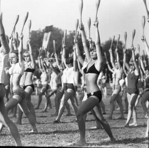 Turnfest. Übungsverband mit Keulen : Mit der Gründung des Deutschen Turn- und Sportbundes (DTSB) im Mai 1957 entstand eine einheitliche, rechtlich selbstständige Massenorganisation des Sports in der DDR.