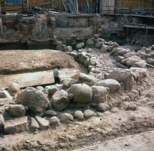 Hamburg. Ringmauer : Die 1963 entdeckte Ringmauer einer Bischofsburg, die überbaut, erhalten bleibt