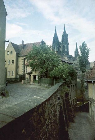 Meißen. Rote Stufen gegen Dom : Meißen. Rote Stufen. Blick von Freiheit nach Nordost zum Dom
