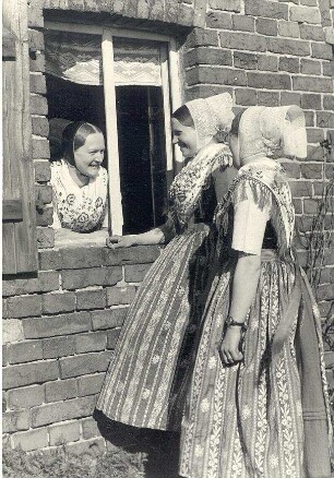 Festtracht aus Spohla : Kleidung - Hoyerswerdaer Tracht. Ort: Spale / Spohla. Festtracht der Mädchen und einer verheirateten Frau