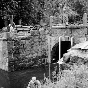 Brücke des Mühlenredder über dem Abfluss des Schlossgrabens: Renovierung: Seitenansicht von Süden: Arbeiter