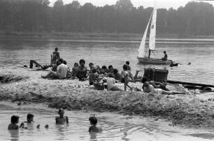 Badebetrieb im Baggersee bei Grötzingen