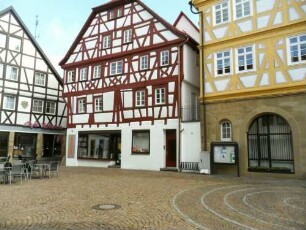 Stadtbild-Kirchplatz im Nordnordwesten mit Rathaus (erbaut 1590) sowie nebenständigem Gebäude mit vorkragenden Fachwerkobergeschossen in Riegelbauweise