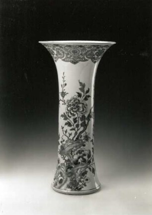 Flötenvase (China, um 1730; Porzellan; Aufglasurmalerei; Höhe 46 cm; Durchmesser 23,7 cm; Staatliche Kunstsammlungen Dresden (SKD)