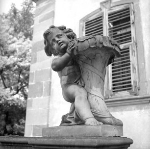 Putto mit Füllhorn