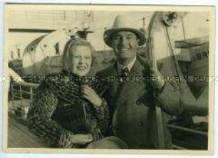 Opernsänger Jan Kiepura mit seiner Ehefrau, der Opernsängerin Marta Eggerth, an Deck des Hochseepassagierdampfers "Bremen"