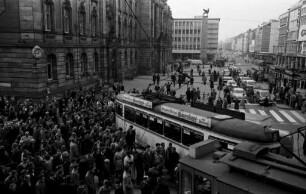 Zusammenstoß zweier Straßenbahnwagen, eines Gelenkzuges der Linie A und eines Großraumwagens der Linie 5, bei der Hauptpost Ecke Kaiser- und Karlstraße.