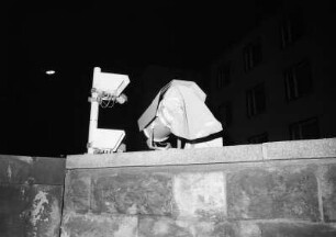 Besetzung der Bezirksverwaltung des Ministeriums für Staatssicherheit der DDR (BVfS) / Amt für Nationale Sicherheit (AfNS) Dresden am 5. Dezember 1989. Fotoserie. Aufnahmezeit: ab ca. 17.30 Uhr
