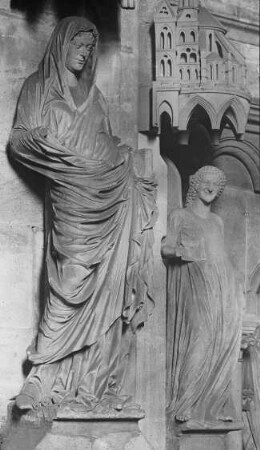 Bamberg, Dom, nördliches Seitenschiff, Maria; ein dem Hl. Dionysius die Märtyrerkrone reichender Engel