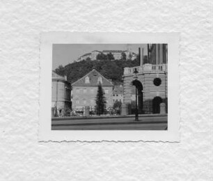 Ljubljana. Straßenbild mit Blick zur Burg
