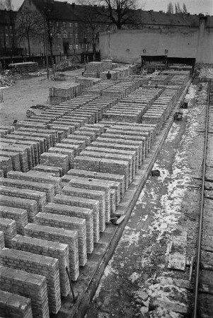 Berlin. VEB Montagebau Berlin. Lagerplatz mit Ziegel-Großblocks unterschiedlicher Formen