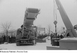 Ansicht eines Förderbandes und eines Krans auf der Ausstellungsfläche der Bleichert-Transportanlagenfabrik
