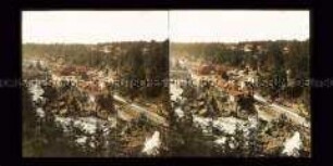 Blick auf Häuser, Brücke und Kanal am Traunfall