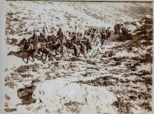 Aufstieg ins Gebirge : Reiter und Soldaten ziehen mühsamen einen Karren einen Anstieg hinauf.