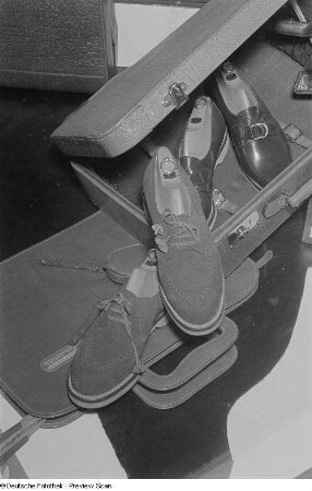 Schuhe und Taschen auf der Leipziger Herbstmesse 1954
