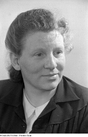 Porträtaufnahmen der Politikerin und Frauenrechtlerin Elli Schmidt, Vorsitzende des Demokratischen Frauenbundes Deutschlands (DFD)