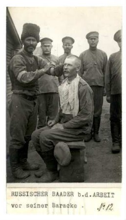 Kriegsgefangenenlager Puchheim: Nr. 12: Russischer Bader bei der Arbeit vor seiner Baracke (= Manhart Nr. 5)