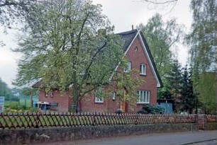 Bünningstedt: Steenhoop 26: giebelständiges Wohnhaus aus Backstein, mit Reetdach: Straßenfront mit Eingangstür, oben Giebelzier Pferdeköpfe: Traufseite, hinten Abseite: vorne Gartenmauer, Jägerzaun