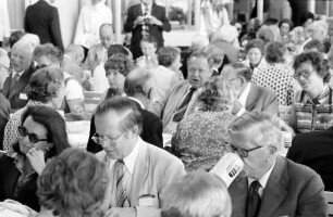 25. Jubiläumstagung 1975 Medizin; Bayrisches Frühstück; Tischreihen: Frau ?, Thomas H. Weller, und Sir Frank M. Burnet
