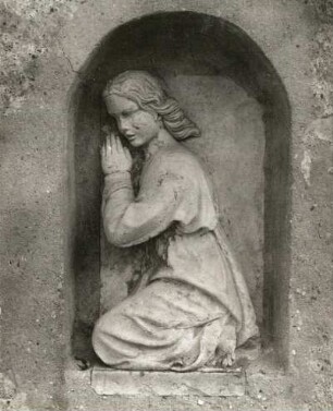 Grabmal : Grabmal. Sandstein (wohl um 1900). Nischenfigur Kniende. Dorfchemnitz, Friedhof