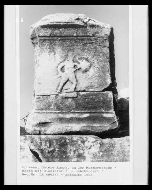 Basis mit Gladiator-Relief an der Marmorstraße