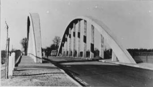 Dinslakener Brücke, Vorgespannter Stahlbeton-Langerbalken