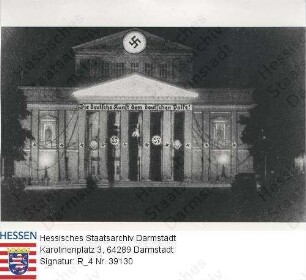 Darmstadt, Landestheater / Vorderansicht mit Dekoration mit Hakenkreuzen und Spruchband "Die Deutsche Kunst dem deutschen Volke!" zum 1. Mai 1934