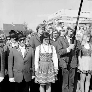 Schützen- und Volksfest: Veranstalter Heimatring und Ahrensburger Schützengilde: Umzug: Jungschützenkönig Bärbel Wohlgemuth, 26. August 1973