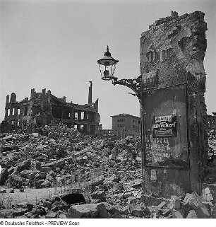 Dresden. Fassadenstück einer Ruine auf der Josephinenstraße mit Gaslaterne