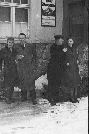 Gruppe vor dem Ausflugslokal "Waldesruhe" während eines Winterausfluges im Erzgebirge