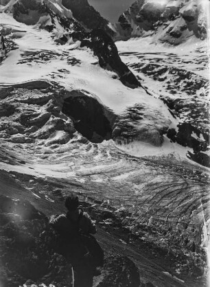 Am Gletscher : Ein Bergsteiger während des Abstiegs zum Roseggletscher.